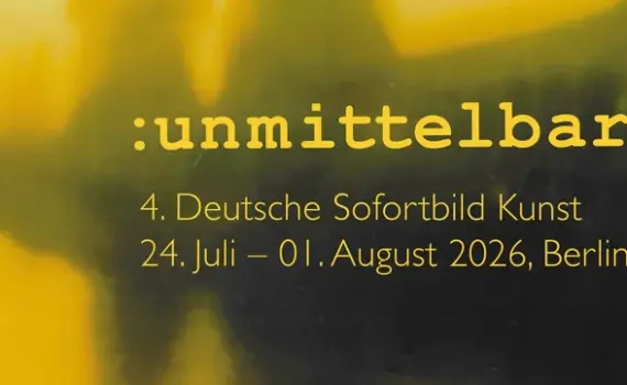 Gelbes Veranstaltungsplakat mit den Namen der Künstler und den Veranstaltungsdetails zu „:unmittelbar 4. Deutsche Sofortbild Kunst“, die vom 24. Juli bis zum 1. August 2026 in Berlin stattfand. (KI generierte Beschreibung)