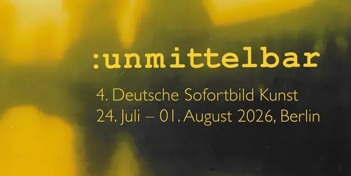 Gelbes Veranstaltungsplakat mit den Namen der Künstler und den Veranstaltungsdetails zu „:unmittelbar 4. Deutsche Sofortbild Kunst“, die vom 24. Juli bis zum 1. August 2026 in Berlin stattfand. (KI generierte Beschreibung)