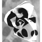 Abstraktes Schwarz-Weiß-Bild mit sich überlappenden Papierformen, markanten Punkten und geometrischen Mustern vor einem strukturierten Hintergrund. (KI generierte Beschreibung)