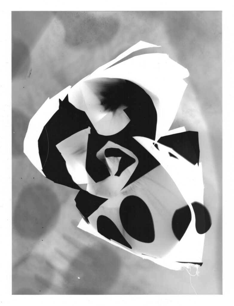 Abstraktes Schwarz-Weiß-Bild mit sich überlappenden Papierformen, markanten Punkten und geometrischen Mustern vor einem strukturierten Hintergrund. (KI generierte Beschreibung)