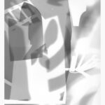 Abstraktes Schwarz-Weiß-Bild mit sich überlappenden geometrischen Formen, Rechtecken und geschwungenen Linien, die vielschichtige Schatten und helle Bereiche erzeugen. (KI generierte Beschreibung)
