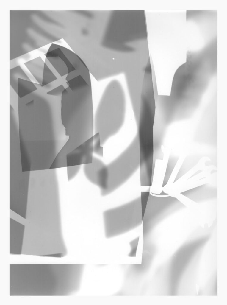 Abstraktes Schwarz-Weiß-Bild mit sich überlappenden geometrischen Formen, Rechtecken und geschwungenen Linien, die vielschichtige Schatten und helle Bereiche erzeugen. (KI generierte Beschreibung)